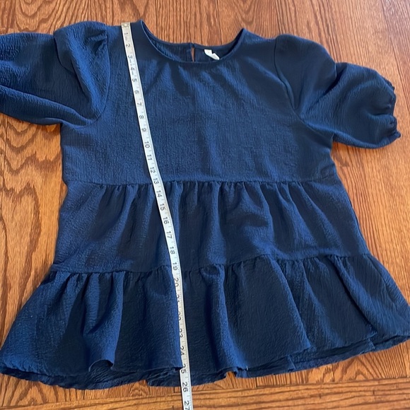 Navy blue tiered ruffled blouse textured stretch 1/2 sleeve crew round neck Med - Picture 9 of 12